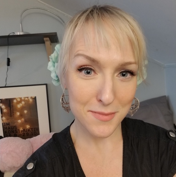 Meet your Posher, Megan - Picture 3 of 3